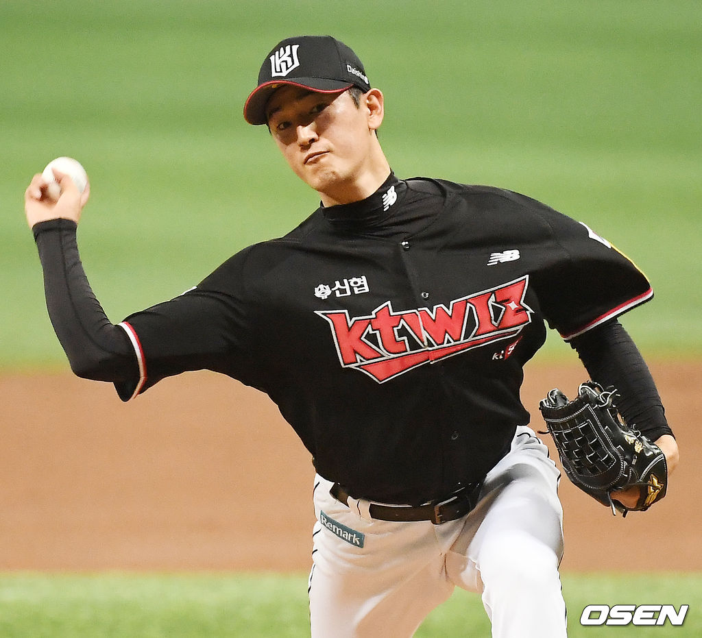 KT 선발 고영표가 마운드 위에서 힘차게 공을 뿌리고 있다./rumi@osen.co.kr