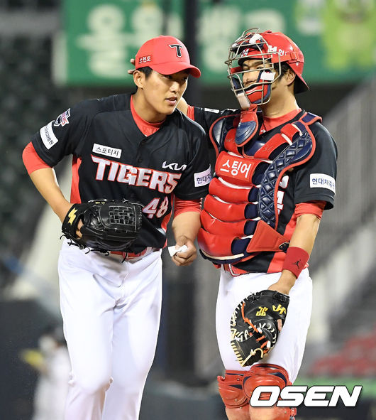 7회말 2사에서 KIA 김민식이 교체되는 이의리를 격려하고 있다. /jpnews@osen.co.kr