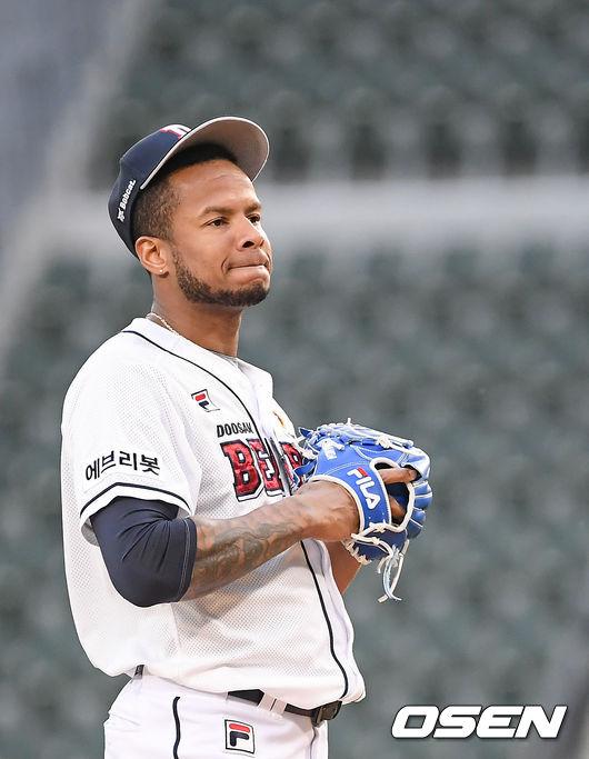 6일 오후 서울 잠실구장에서 '2021 신한은행 SOL KBO리그' 두산 베어스와 LG 트윈스의 경기가 진행됐다.2회 밀어내기 볼넷을 허용한 두산 선발투수 미란다가 아쉬워하고 있다.  / soul1014@osen.co.kr