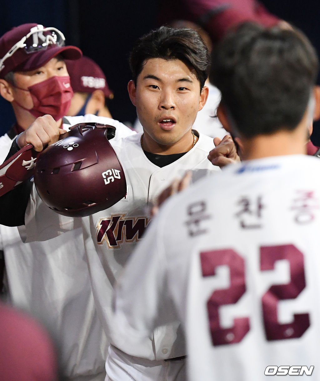 8회말 1사 주자 만루 키움 이지영의 우익수 희생플라이때 송우현이 홈으로 몸을 던져 세이프 된 후 덕아웃에서 동료들과 하이파이브를 하고 있다. /rumi@osen.co.kr