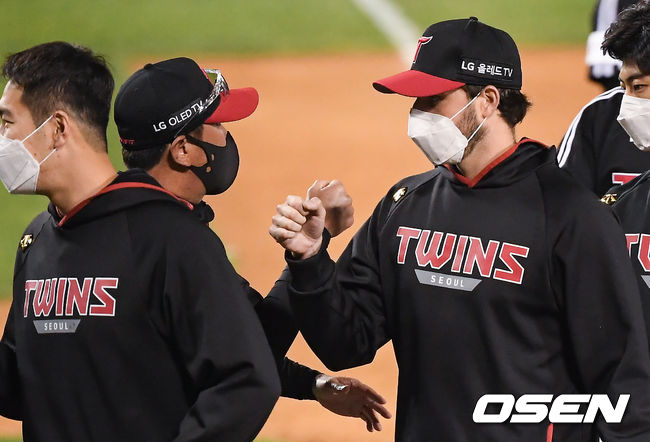 LG가 잠실더비 2연전을 싹쓸이했다.LG 트윈스는 6일 서울 잠실구장에서 열린 2021 신한은행 SOL KBO리그 두산 베어스와의 시즌 5차전에서 7-2로 승리했다.LG는 이틀 연속 라이벌 두산을 제압하며 시즌 15승 12패를 기록했다. 반면 2연패에 빠진 두산은 13승 14패가 됐다.경기종료 후 LG 류지현 감독이 승리투수가 된 수아레즈와 하이파이브를 하고 있다. / soul1014@osen.co.kr
