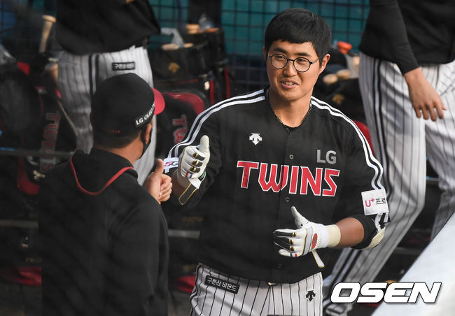 6일 오후 서울 잠실구장에서 '2021 신한은행 SOL KBO리그' 두산 베어스와 LG 트윈스의 경기가 진행됐다.1회초 2사 1루 LG 채은성이 선취 2점 홈런을 날리고 이병규 코치와 하이파이브를 하고 있다. / soul1014@osen.co.kr