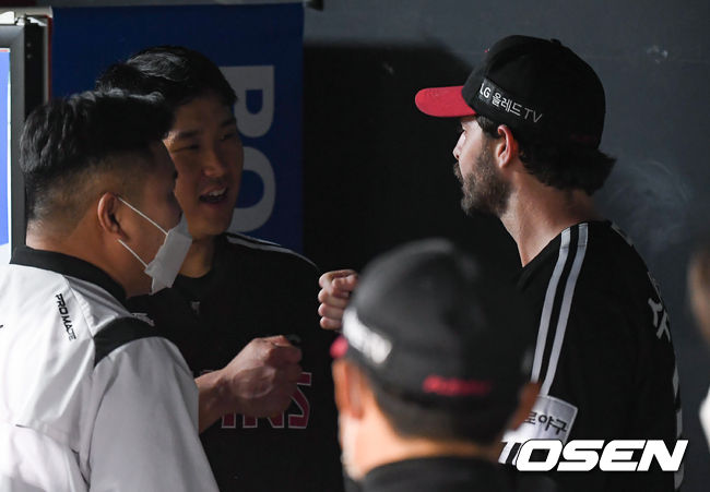 6일 오후 서울 잠실구장에서 '2021 신한은행 SOL KBO리그' 두산 베어스와 LG 트윈스의 경기가 진행됐다.7회말 두산 공격을 막은 LG 수아레즈 선발투수가 이닝종료 후 더그아웃에서 유강남 포수와 어깨동무를 하고 있다. / soul1014@osen.co.kr