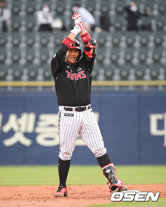 2회 무사 1,3루 LG 유강남이 1타점 적시 2루타를 날린뒤 세리머니를 하고 있다.  / soul1014@osen.co.kr