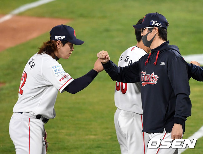 롯데는 16일 부산 사직구장에서 열린 ‘2021 신한은행 SOL KBO리그’ 정규시즌 삼성 라이온즈와의 시즌 첫 번째 맞대결에서 9-3으로 역전승을 거뒀다. 이로써 롯데는 시즌 5승6패를 마크했다. 2연패를 끊었다. 삼성은 6승6패로 승률이 다시 5할로 내려앉았다.경기 종료 후 롯데 허문회 감독이 김재유와 승리의 기쁨을 나누고 있다. /sunday@osen.co.kr