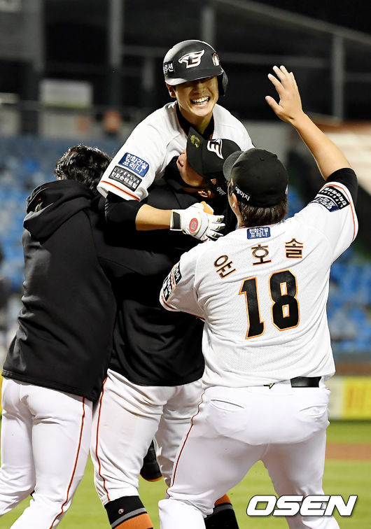 한화는 6일 대전 한화생명이글스파크에서 열린 2021 신한은행 SOL KBO리그 삼성과의 홈경기를 6-5 끝내기로 이겼다. 연장 10회 박정현의 끝내기가 나왔다. 연장 10회말 2사 1,2루 한화 박정현이 끝내기 안타를 때린 뒤 동료들과 기뻐하고 있다. /youngrae@osen.co.kr