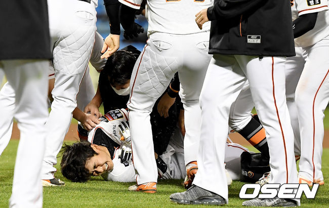 한화가 연장 10회 접전 끝에 끝내기로 1위 삼성의 연승 행진에 제동을 걸었다. 한화는 6일 대전 한화생명이글스파크에서 열린 2021 신한은행 SOL KBO리그 삼성과의 홈경기를 6-5 끝내기로 이겼다. 연장 10회 박정현의 끝내기가 나왔다. 연장 10회말 2사 1,2루 한화 박정현이 끝내기 안타를 때린 뒤 동료들과 기뻐하고 있다. /youngrae@osen.co.kr