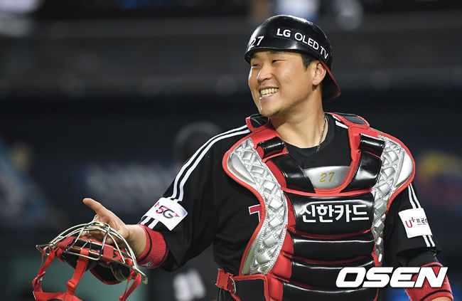 4회말 실점 위기는 넘긴 LG 유강남 포수가 수아레즈를 보며 미소 짓고 있다.  / soul1014@osen.co.kr