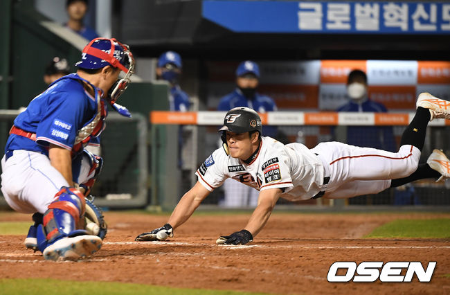 한화가 연장 10회 접전 끝에 끝내기로 1위 삼성의 연승 행진에 제동을 걸었다. 한화는 6일 대전 한화생명이글스파크에서 열린 2021 신한은행 SOL KBO리그 삼성과의 홈경기를 6-5 끝내기로 이겼다. 연장 10회 박정현의 끝내기가 나왔다. 연장 10회말 2사 1,2루 한화 노수광이 박정현의 안타때 홈으로 쇄도해 끝내기 득점을 올리고 있다. /youngrae@osen.co.kr