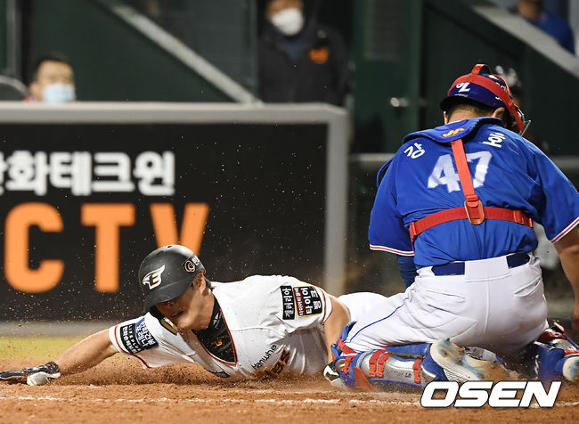 한화가 연장 10회 접전 끝에 끝내기로 1위 삼성의 연승 행진에 제동을 걸었다. 한화는 6일 대전 한화생명이글스파크에서 열린 2021 신한은행 SOL KBO리그 삼성과의 홈경기를 6-5 끝내기로 이겼다. 연장 10회 박정현의 끝내기가 나왔다. 연장 10회말 2사 1,2루 한화 노수광이 박정현의 안타때 홈으로 쇄도해 끝내기 득점을 올리고 있다. /youngrae@osen.co.kr