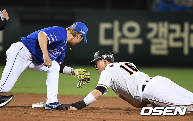 6일 오후 대전 한화생명이글스파크에서 '2021 신한은행 SOL KBO리그' 한화 이글스와 삼성 라이온즈의 경기가 열렸다.1회초 1사 삼성 구자욱이 3루타를 때려내고 있다. /youngrae@osen.co.kr6일 오후 대전 한화생명이글스파크에서 '2021 신한은행 SOL KBO리그' 한화 이글스와 삼성 라이온즈의 경기가 열렸다.5회말 2사 1루 한화 하주석이 폭투를 틈타 2루까지 진루하고 있다. /youngrae@osen.co.kr