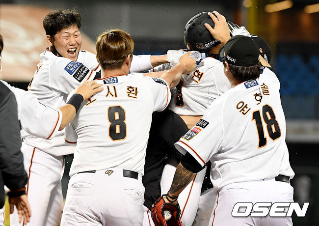 한화가 연장 10회 접전 끝에 끝내기로 1위 삼성의 연승 행진에 제동을 걸었다. 한화는 6일 대전 한화생명이글스파크에서 열린 2021 신한은행 SOL KBO리그 삼성과의 홈경기를 6-5 끝내기로 이겼다. 연장 10회 박정현의 끝내기가 나왔다. 연장 10회말 2사 1,2루 한화 박정현이 끝내기 안타를 때린 뒤 동료들과 기뻐하고 있다. /youngrae@osen.co.kr