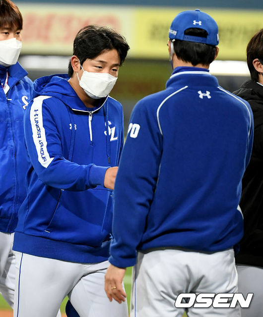 경기 종료 후 삼성 양창섭이 허삼영 감독과 하이파이브를 하고 있다./ksl0919@osen.co.kr