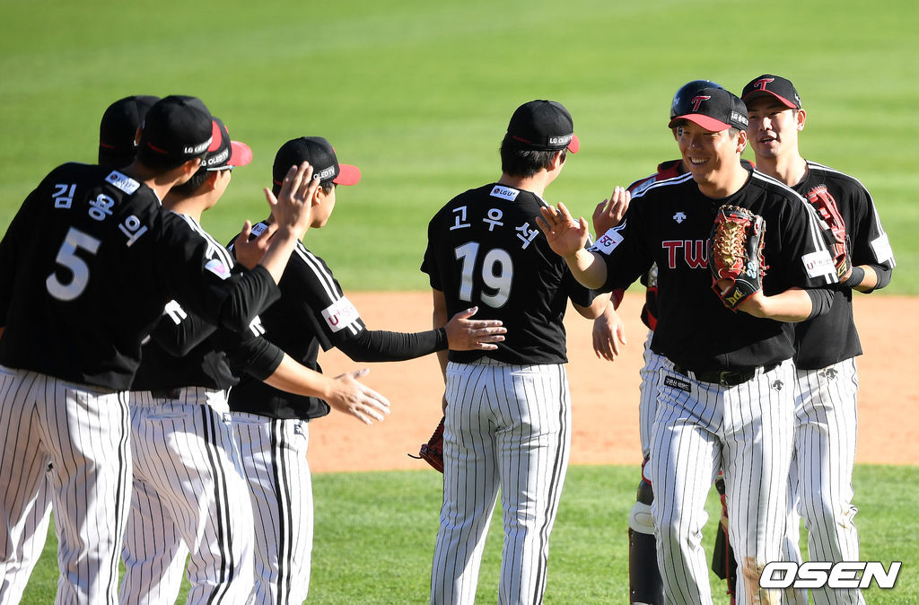 5일 서울 잠실야구장에서 열린 ’2021 신한은행 SOL KBO 리그' 두산 베어스와 LG 트윈스의 경기, LG 선수들이 승리의 기쁨을 나누고 있다. /sunday@osen.co.kr