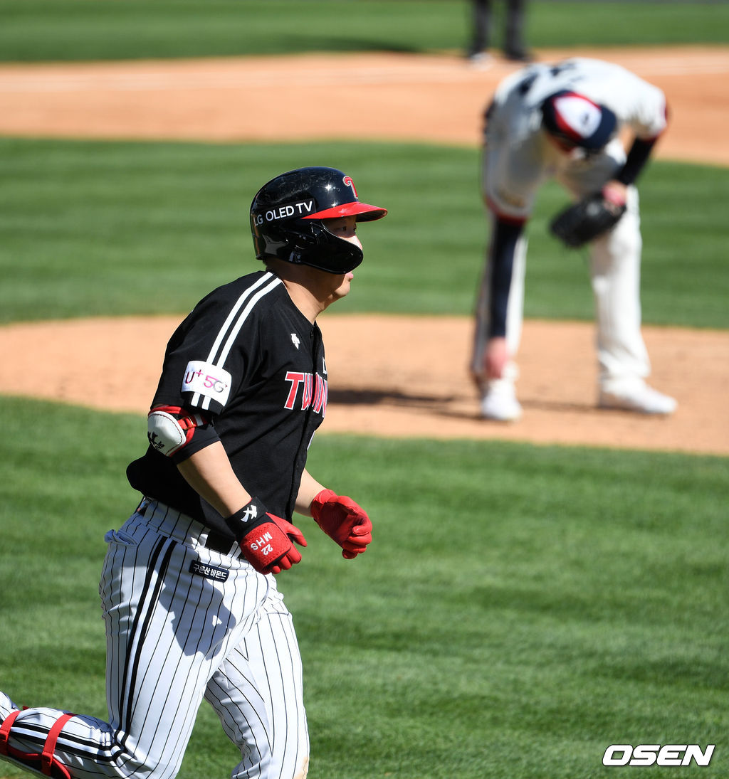 5일 서울 잠실야구장에서 열린 ’2021 신한은행 SOL KBO 리그' 두산 베어스와 LG 트윈스의 경기, 5회초 1사 1루에서 LG 김현수가 우월 투런 홈런을 치고 그라운드를 돌고 있다. /sunday@osen.co.kr