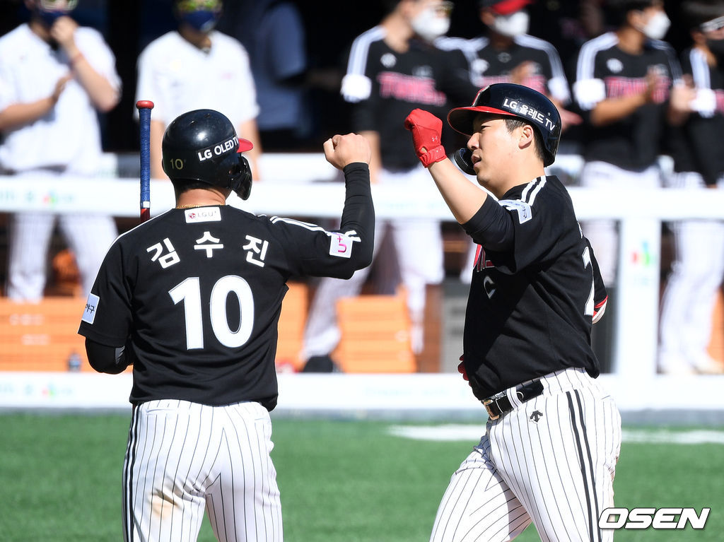 5일 서울 잠실야구장에서 열린 ’2021 신한은행 SOL KBO 리그' 두산 베어스와 LG 트윈스의 경기, 5회초 1사 1루에서 LG 김현수가 우월 투런 홈런을 치고 홈에서 오지환의 축하를 받고 있다. /sunday@osen.co.kr