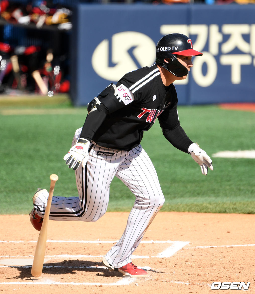 5일 서울 잠실야구장에서 열린 ’2021 신한은행 SOL KBO 리그' 두산 베어스와 LG 트윈스의 경기, 6회초 1사 2루에서 LG 오지환이 우전 적시타를 치고 있다. /sunday@osen.co.kr