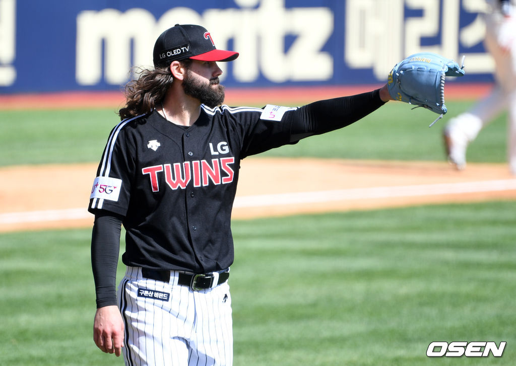 5일 서울 잠실야구장에서 열린 ’2021 신한은행 SOL KBO 리그' 두산 베어스와 LG 트윈스의 경기, 3회말 LG 켈리가 정주현의 호수비에 고마움을 표하고 있다. /sunday@osen.co.kr