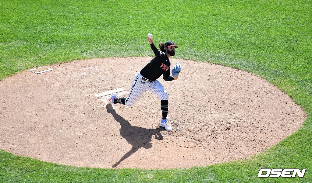 5일 서울 잠실야구장에서 열린 ’2021 신한은행 SOL KBO 리그' 두산 베어스와 LG 트윈스의 경기, 4회초 LG 켈리가 역투하고 있다. /sunday@osen.co.kr