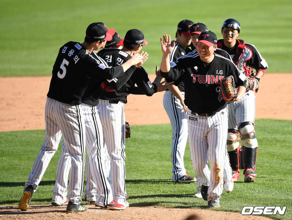 5일 서울 잠실야구장에서 열린 ’2021 신한은행 SOL KBO 리그' 두산 베어스와 LG 트윈스의 경기, 종료 후 LG 선수들이 승리의 기쁨을 나누고 있다. /sunday@osen.co.kr