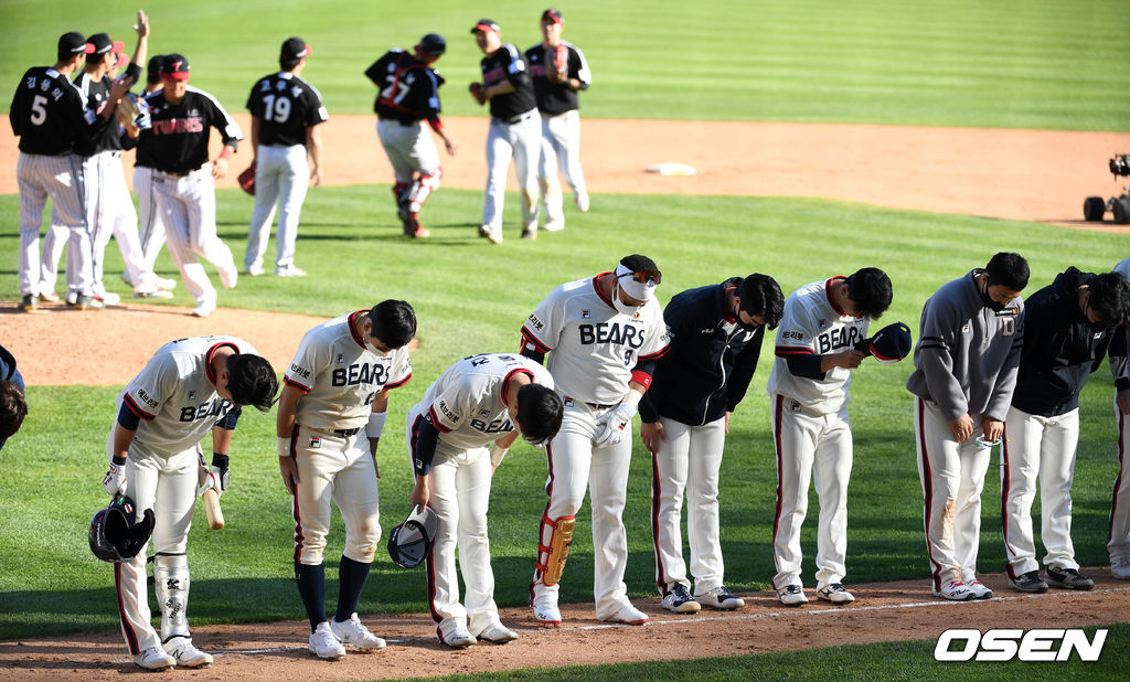 종료 후 두산 선수들이 관중석을 향해 인사를 하고 있다.