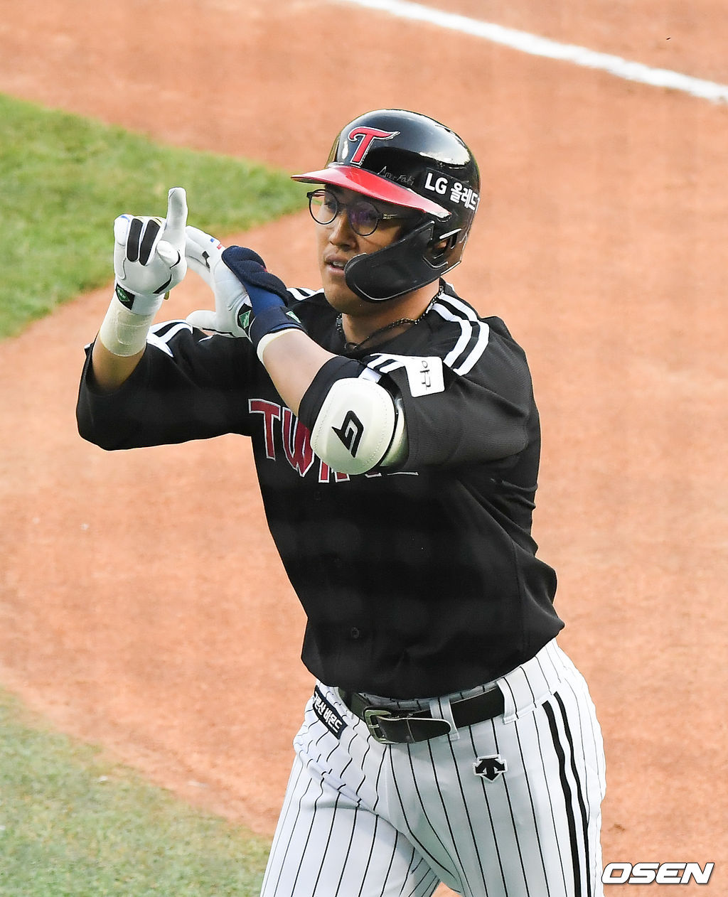 6일 서울 잠실야구장에서 열린 ’2021 신한은행 SOL KBO 리그' 두산 베어스와 LG 트윈스의 경기, 1회초 2사 1루 LG 채은성이 선취 2점 홈런을 날린뒤 세리머니를 하고 있다. /soul1014@osen.co.kr