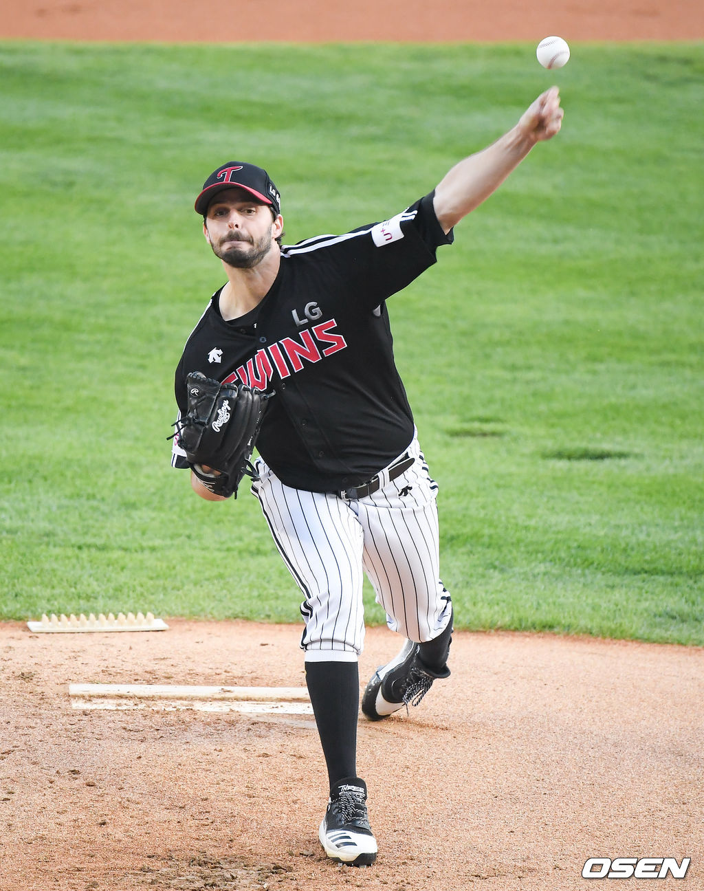 6일 서울 잠실야구장에서 열린 ’2021 신한은행 SOL KBO 리그' 두산 베어스와 LG 트윈스의 경기, 1회말 LG 선발투수 수아레즈가 역투하고 있다. /soul1014@osen.co.kr