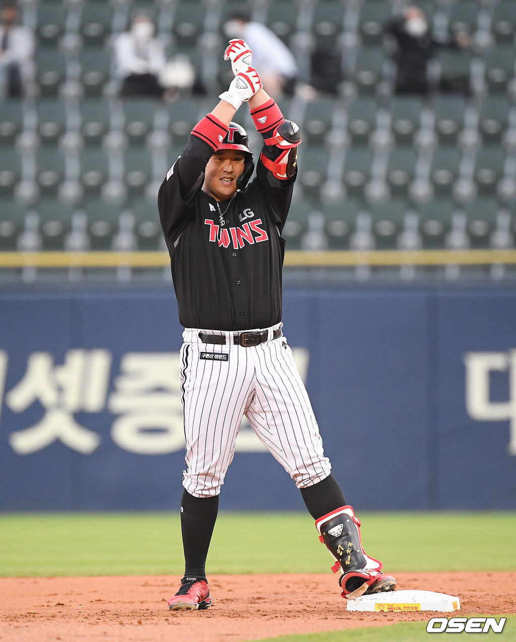6일 서울 잠실야구장에서 열린 ’2021 신한은행 SOL KBO 리그' 두산 베어스와 LG 트윈스의 경기, 2회 무사 1,3루 LG 유강남이 1타점 적시 2루타를 날린뒤 세리머니를 하고 있다. /soul1014@osen.co.kr