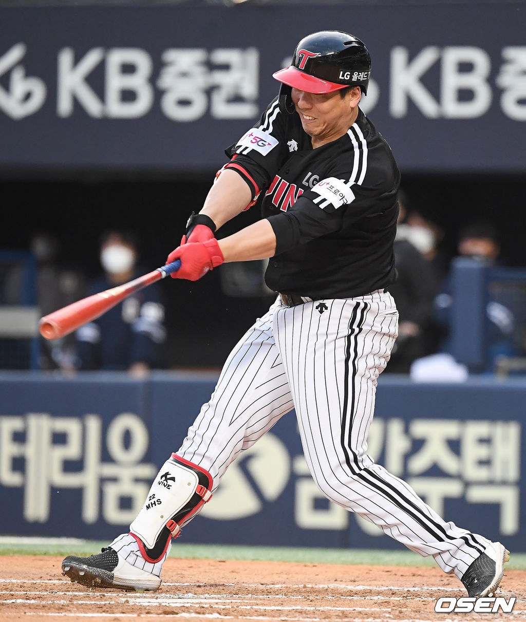 6일 서울 잠실야구장에서 열린 ’2021 신한은행 SOL KBO 리그' 두산 베어스와 LG 트윈스의 경기, 2회 1사 만루 LG 김현수가 희생플라이를 날리고 있다. /soul1014@osen.co.kr