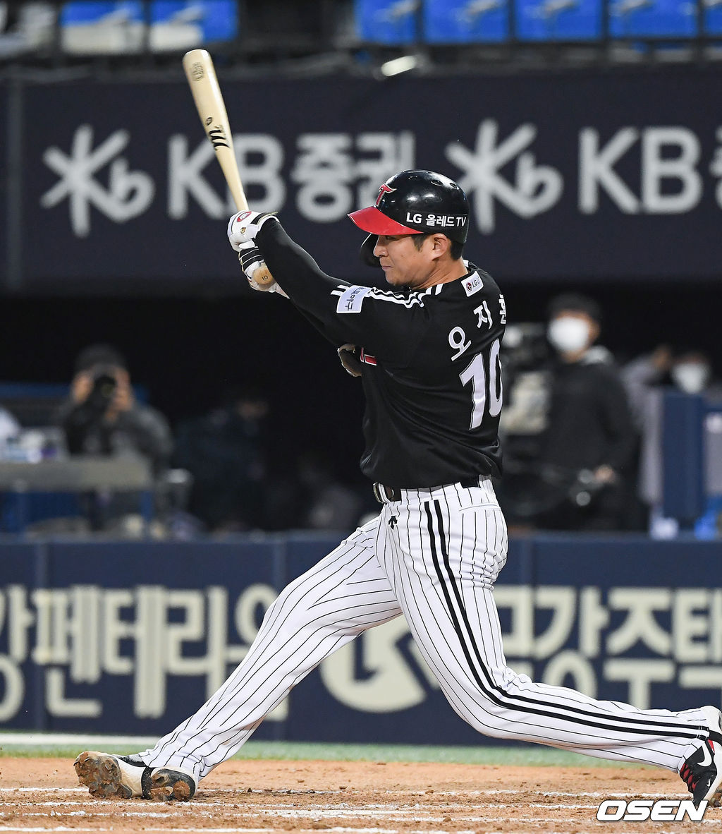 6일 서울 잠실야구장에서 열린 ’2021 신한은행 SOL KBO 리그' 두산 베어스와 LG 트윈스의 경기, 4회초 2사 2루 LG 오지환이 1타점 적시타를 날리고 있다. /soul1014@osen.co.kr