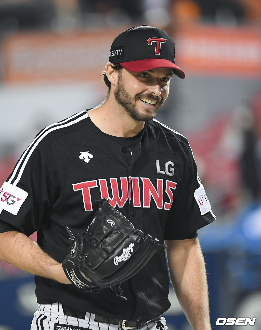 6일 서울 잠실야구장에서 열린 ’2021 신한은행 SOL KBO 리그' 두산 베어스와 LG 트윈스의 경기, 4회말 실점 위기는 넘긴 LG 수아레즈가 미소 지으며 더그아웃으로 들어가고 있다. /soul1014@osen.co.kr