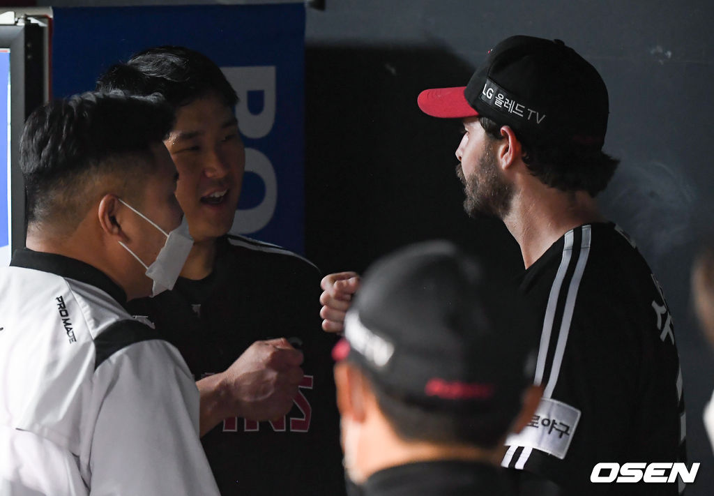 6일 서울 잠실야구장에서 열린 ’2021 신한은행 SOL KBO 리그' 두산 베어스와 LG 트윈스의 경기, 7회말 두산 공격을 막은 LG 수아레즈 선발투수가 이닝종료 후 더그아웃에서 유강남 포수와 어깨동무를 하고 있다. /soul1014@osen.co.kr