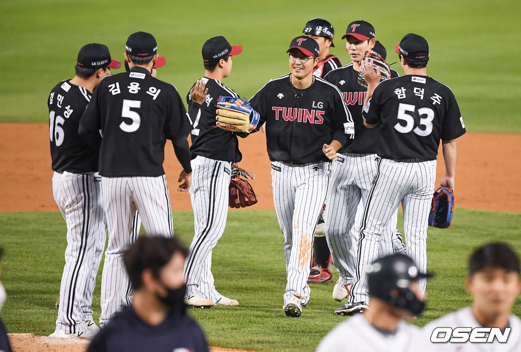 6일 서울 잠실야구장에서 열린 ’2021 신한은행 SOL KBO 리그' 두산 베어스와 LG 트윈스의 경기, 종료 후 LG 선수들이 승리의 기쁨을 나누고 있다. /soul1014@osen.co.kr