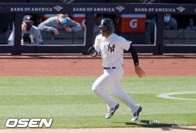 [사진] 뉴욕 양키스의 글레이버 토레스가 7일(한국시간) 양키 스타디움에서 벌어진 휴스턴과의 경기 8회 말서 텅빈 홈을 향해 질주하고 있다.ⓒGettyimages(무단전재 및 재배포 금지)
