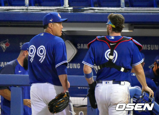 [OSEN=더니든(미 플로리다주), 이사부 통신원]5회 토론토 류현진이 마운드를 내려가며 포수 대니 잰슨과 이야기를 나누고 있다. / lsboo@osen.co.kr