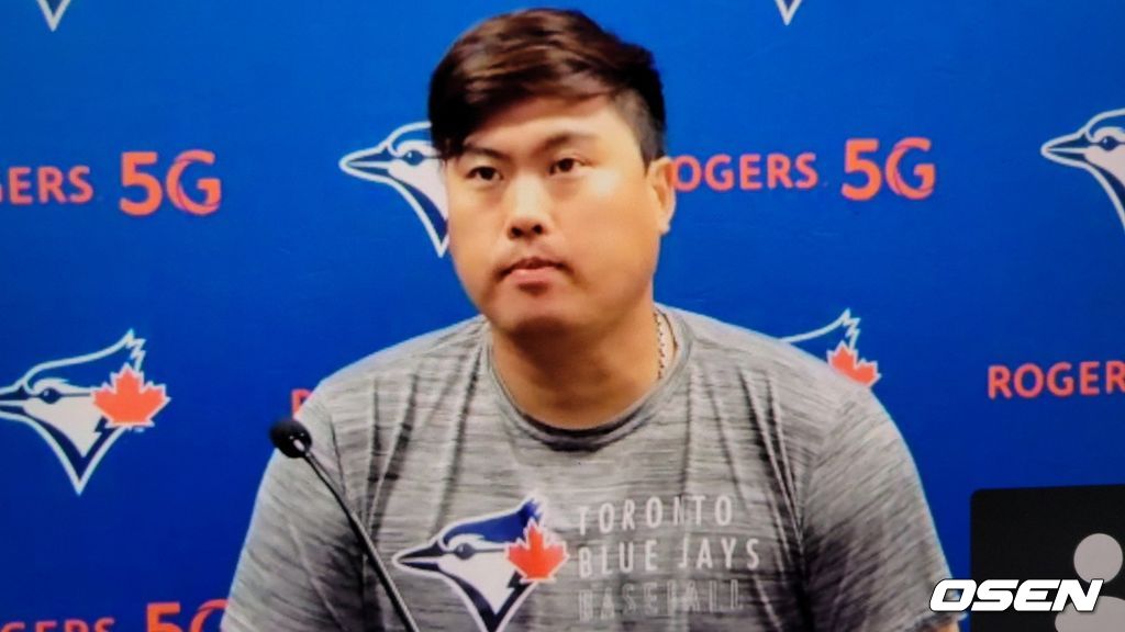 [사진] 토론토의 류현진이 7일(한국시간) 오클랜드 콜리세움에서 벌어진 오클랜드와의 경기에서 승리 투수가 된 뒤 화상 인터뷰를 하고 있다. <토론토 블루제이스 구단 제공 영상 캡처>