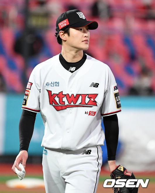 6회초 수비를 마친 KT 배제성이 더그아웃으로 향하고 있다. /jpnews@osen.co.kr