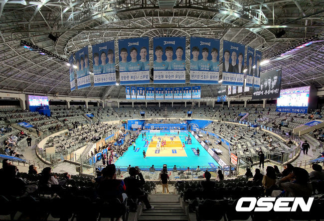 15일 오후 서울 장충체육관에서 ‘도드람 2020-2021 V-리그’ 남자부 챔피언결정 4차전 우리카드와 대한항공의 경기가 열렸다.양팀 선수들이 경기를 치르고 있다. /youngrae@osen.co.kr