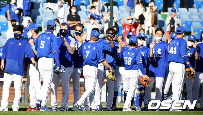 삼성이 8회 빅이닝으로 역전하며 4연승을 질주했다. 삼성은 5일 대전 한화생명이글스파크에서 열린 2021 신한은행 SOL KBO리그 한화와의 원정경기를 4-1로 역전승했다. 8회 구자욱의 동점타, 호세 피렐라의 결승타, 강민호의 쐐기타가 연이어 터지며 한화 불펜을 무너뜨렸다. 승리를 거둔 삼성 선수들이 기뻐하고 있다. /youngrae@osen.co.kr
