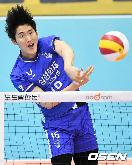 18일 오후 경기 의정부실내체육관에서 '도드람 2020-2021 V리그' 남자부 KB손해보험과 삼성화재의 경기가 열렸다.1세트 삼성화재 김동영 강타를 하고 있다./ksl0919@osen.co.kr