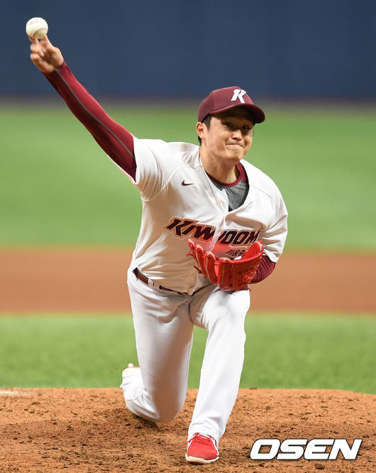 키움 히어로즈가 16일 서울 고척스카이돔에서 2021 시즌을 앞두고 LG 트윈스와 연습경기를 가졌다.3회말 키움 최원태가 역투하고 있다. /sunday@osen.co.kr