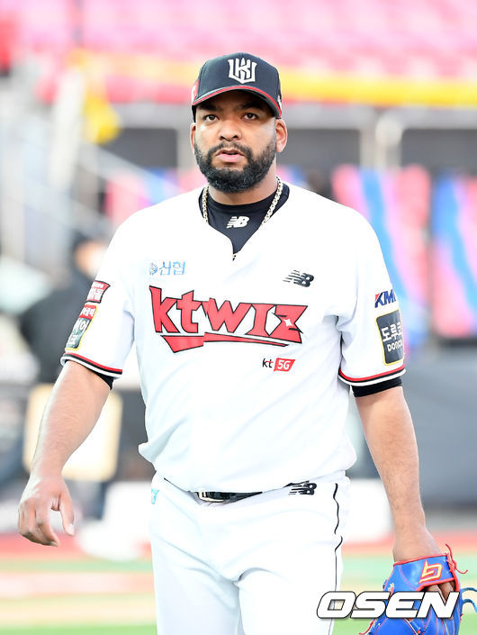 17일 오후 수원 KT위즈파크에서 ‘2021 신한은행 SOL KBO리그’ KT 위즈와 키움 히어로즈의 경기가 열렸다.5회초 삼자범퇴로 이닝을 마친 KT 선발 데스파이네가 더그아웃으로 향하고 있다. /cej@osen.co.kr