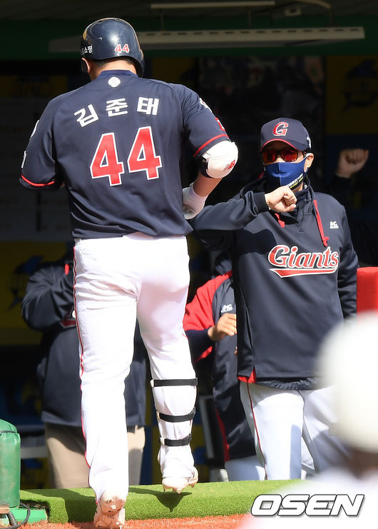 5회초 롯데 선두타자 김준태가 우월 솔로홈런을 날린 후 덕아웃에서 허문회 감독과 하이파이브를 하고 있다. / rumi@osen.co.kr