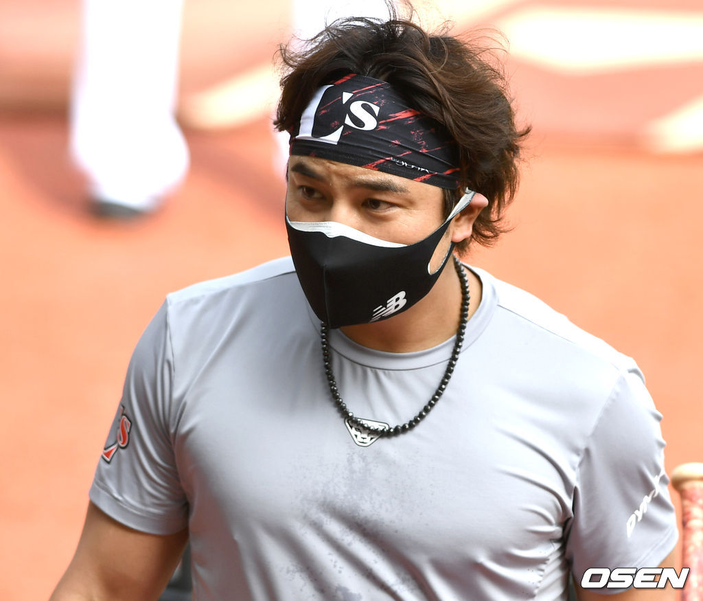 수도권에 미세먼지 경보가 내려진 가운데 SSG 추신수가 마스크를 착용하고 타격 훈련에 임하고 있다. / dreamer@osen.co.kr