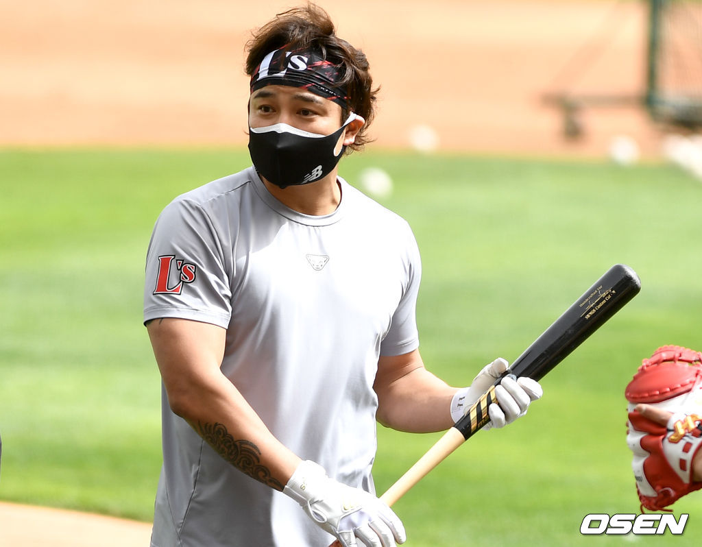 수도권에 미세먼지 경보가 내려진 가운데 SSG 추신수가 마스크를 착용하고 훈련 스태프와 대화를 나누고 있다. / dreamer@osen.co.kr