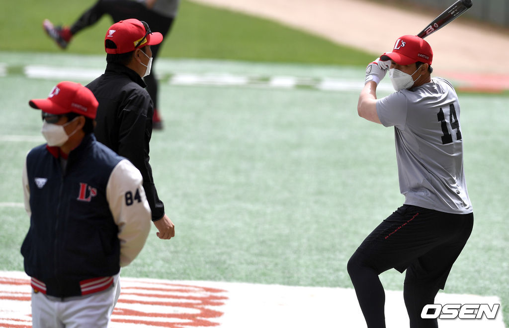 수도권에 미세먼지 경보가 내려진 가운데 SSG 최정과 이진영 코치가 마스크를 착용하고 타격 훈련에 임하고 있다. / dreamer@osen.co.kr