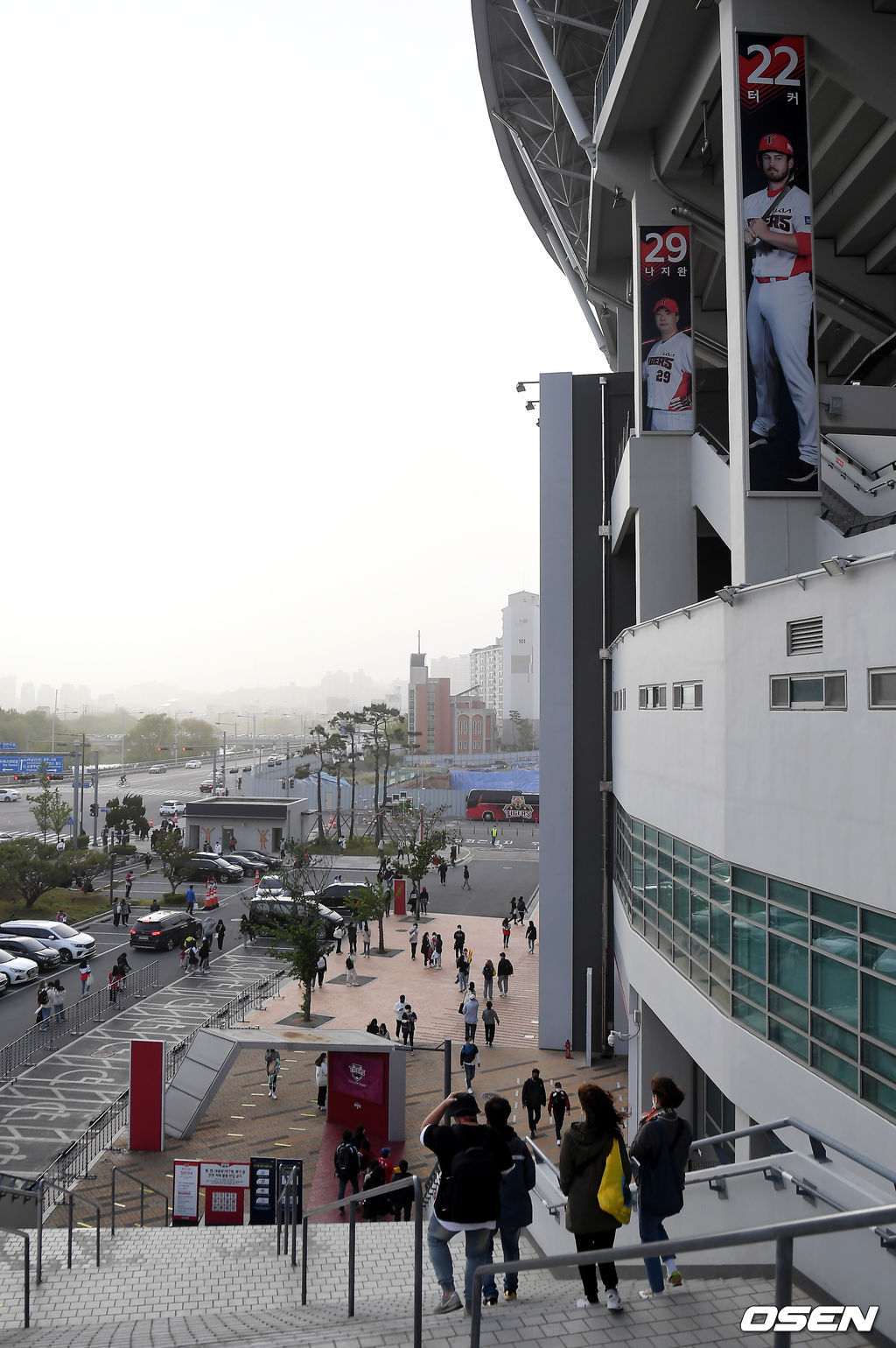 KBO는 미세먼지 300㎍/m³, 초미세먼지 150㎍/m³이상이 2시간 이상 지속될 때 경기 취소 여부를 결정할 수 있도록 규정하고 있다.미세먼지로 취소되자 관중들이 경기장을 나서고 있다. /youngrae@osen.co.kr