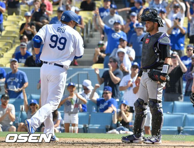 [사진] 지난 2019년 9월23일 다저스타디움에서 다저스의 류현진이 홈런을 친 뒤 홈플레이트를 밟는 모습을 지켜보고 있는 콜로라도(당시)의 드류 부테라(오른쪽). ⓒGettyimages(무단전재 및 재배포 금지)