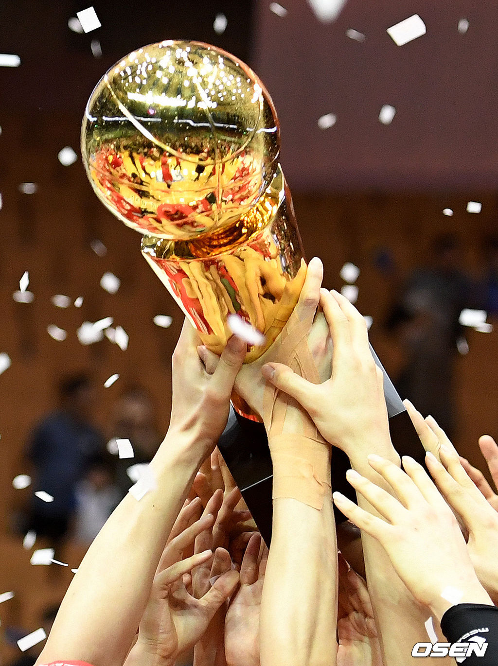 KGC인삼공사가 창단 첫 통합우승을 달성했다.안양 KGC인삼공사는 2016-17 KCC 프로농구 챔피언결정전 6차전에서 서울 삼성을 88-86으로 제압했다. KGC는 4승 2패로 창단 첫 통합 챔피언에 등극했다. KGC는 지난 2012년 우승 후 5년 만에 우승컵 탈환에 성공했다. /jpnews@osen.co.kr