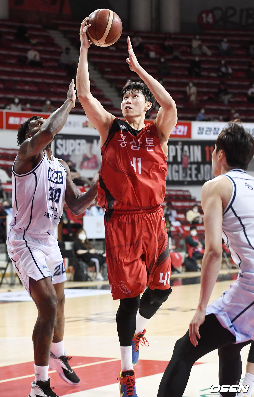 ‘2020-2021 현대모비스 프로농구’ 챔피언결정전 3차전, KGC 오세근이 골밑슛에 성공하고 있다./ rumi@osen.co.kr